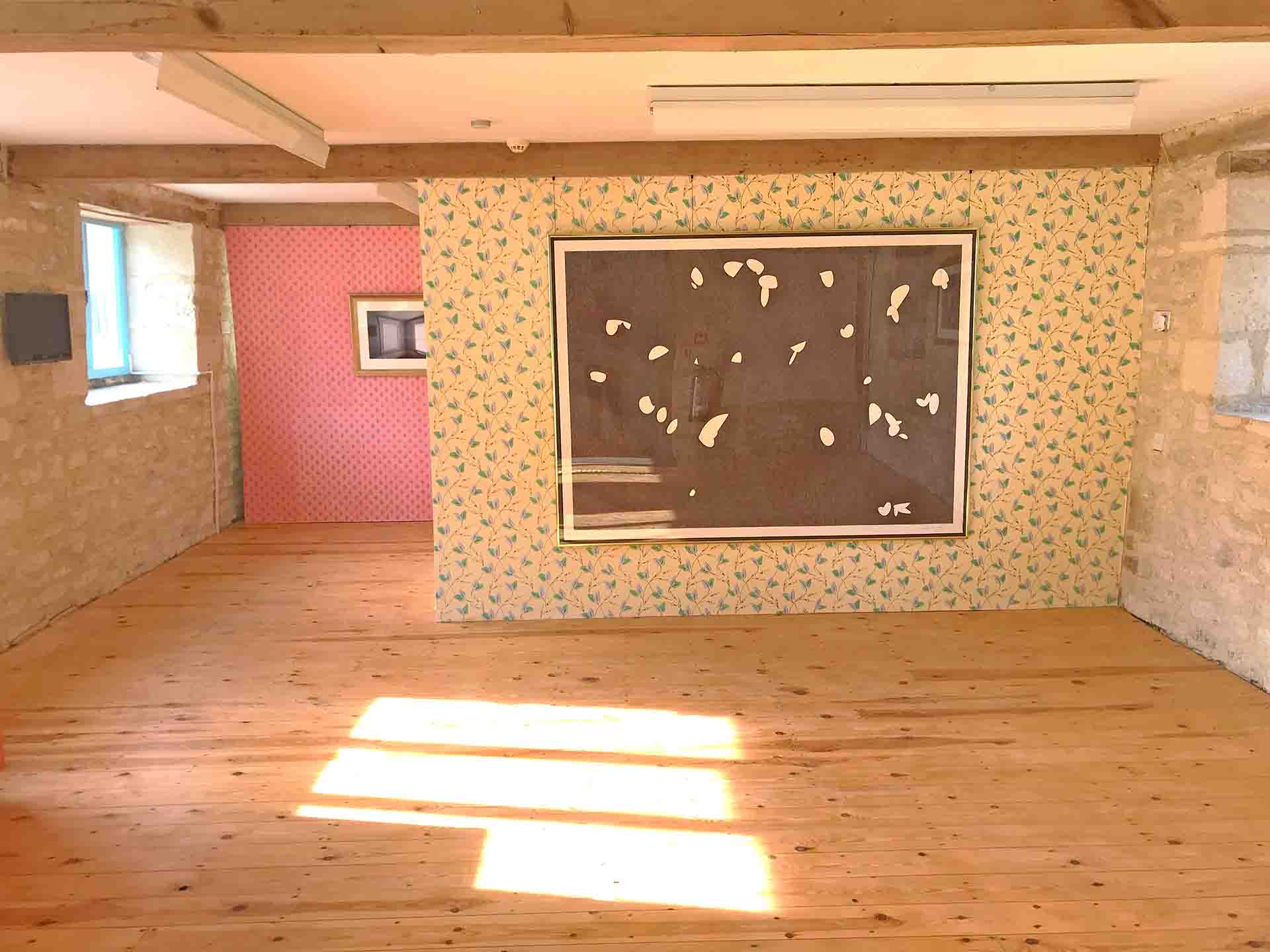 Ginsburg Swag Pattern Bespoke Wallpaper of 1830 In A Studio